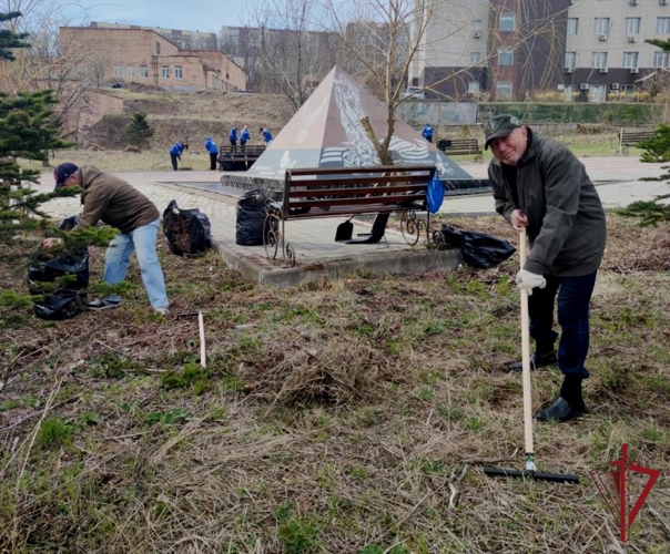 Росгвардейцы во Владивостоке присоединились к общегородскому субботнику