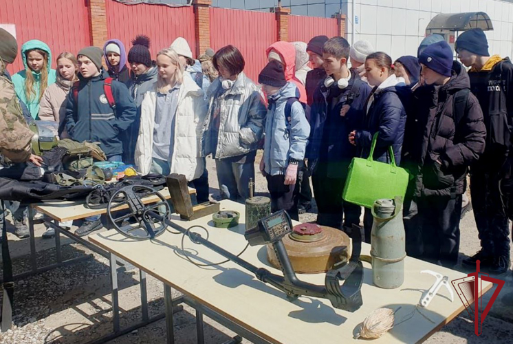 Юные кинологи из Владивостока побывали на экскурсии в ОМОН «Восход» в Уссурийске