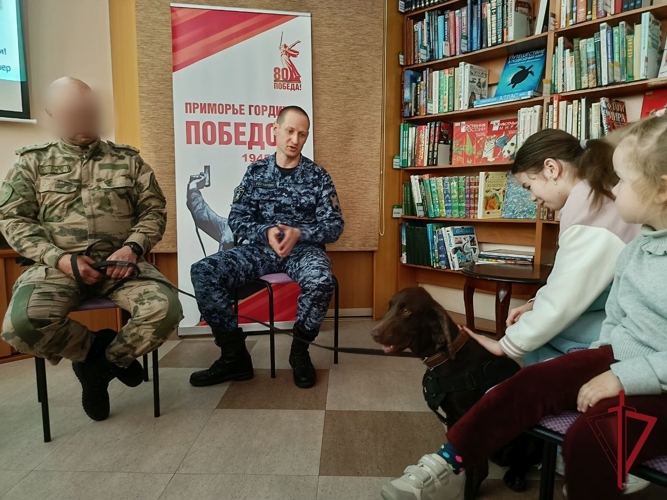 Кинологи Росгвардии провели познавательный урок для юных жителей Владивостока