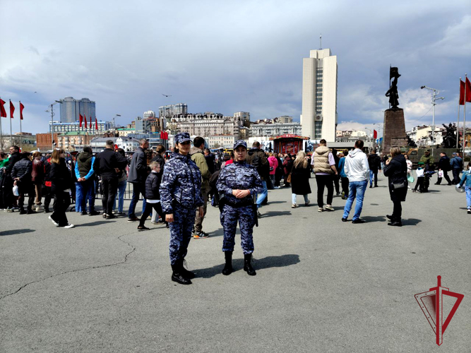 Юные росгвардейцы прошли торжественным маршем на площади Владивостока