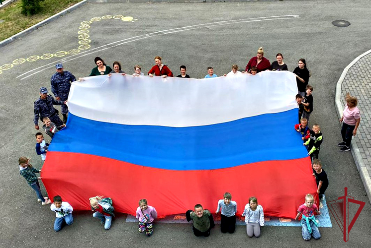 Росгвардейцы в Приморье рассказали детям о Дне России