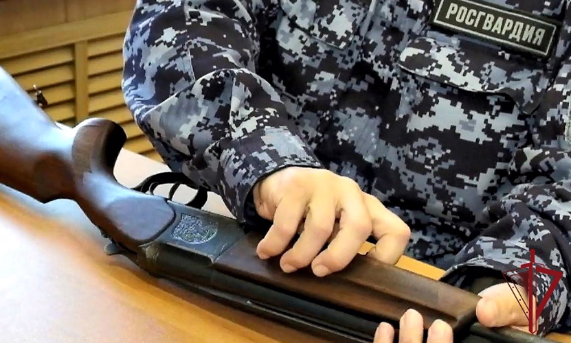 Представители Росгвардии разъясняют гражданам правила передачи охотничьего оружия и патронов к нему, его ношение и использование в целях охоты 