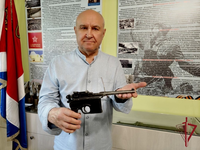 Во Владивостоке росгвардейцы помогли восстановить исторический образец пистолета Mauser