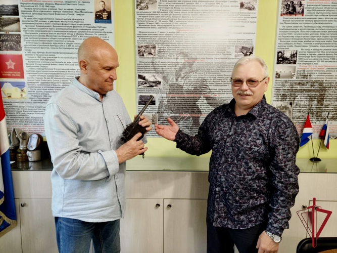 Во Владивостоке росгвардейцы помогли восстановить исторический образец пистолета Mauser