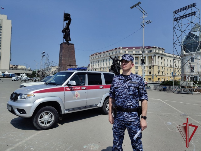 Во Владивостоке сотрудники вневедомственной охраны Росгвардии приняли участие в общегородском гарнизонном разводе