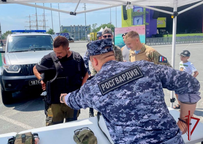 Во Владивостоке росгвардейцы в День молодежи приняли участие в выставке «Герои среди нас»  