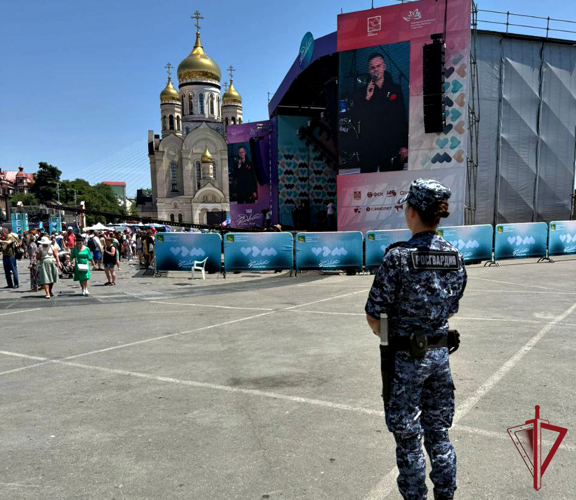Сотрудники Росгвардии обеспечили безопасность граждан во время празднования Дня города Владивостока