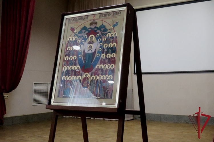 Росгвардейцы во Владивостоке познакомились с новой иконой «Собор покровителей воинства российского»  