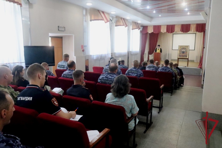 Росгвардейцы во Владивостоке познакомились с новой иконой «Собор покровителей воинства российского»  