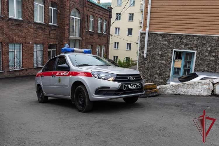 Во Владивостоке сотрудники вневедомственной охраны по горячим следам задержали подозреваемого в карманной краже