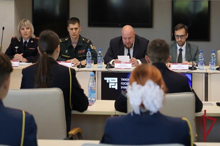 Ученики кадетского класса Росгвардии из Владивостока подготовили видеоролик для онлайн встречи с учениками из Луганска и Дебальцево
