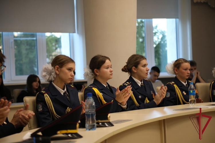 Ученики кадетского класса Росгвардии из Владивостока подготовили видеоролик для онлайн встречи с учениками из Луганска и Дебальцево