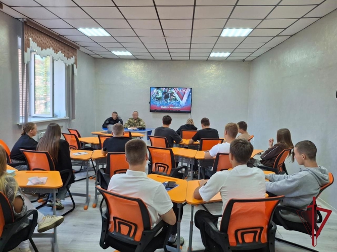 В Уссурийске сотрудники ОМОН «Восход» встретились со студентами колледжа