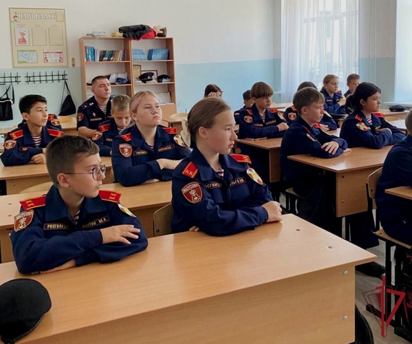 Кадетам Росгвардии в Уссурийске рассказали о правилах безопасного поведения на дороге