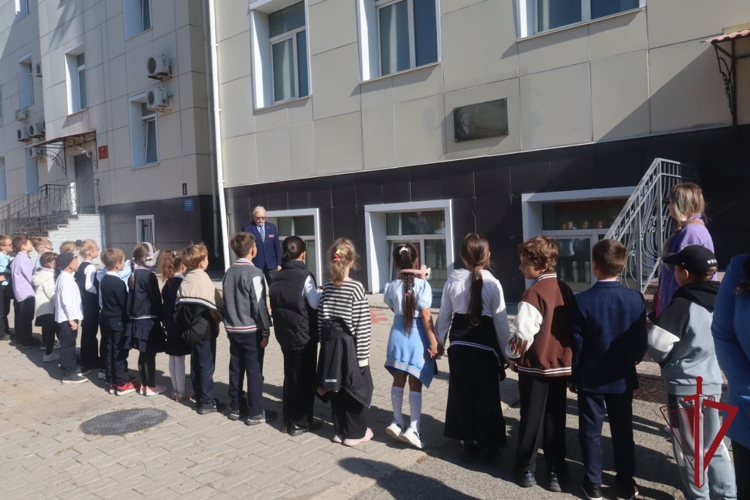 Школьники Владивостока познакомились со службой в Росгвардии