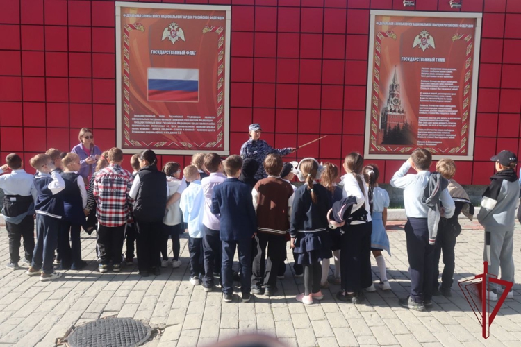 Школьники Владивостока познакомились со службой в Росгвардии
