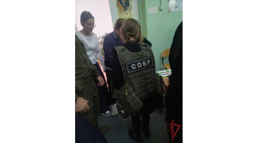 Росгвардейцы рассказали школьникам Владивостока о службе в спецподразделении