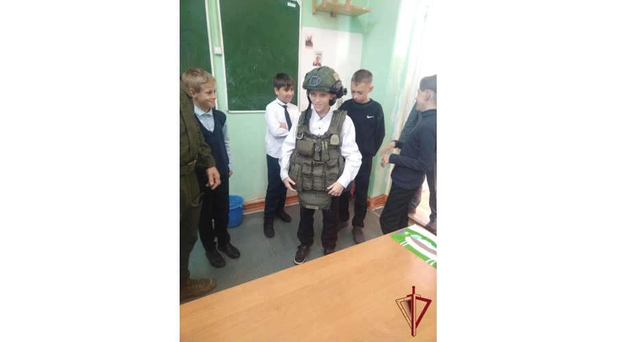 Росгвардейцы рассказали школьникам Владивостока о службе в спецподразделении