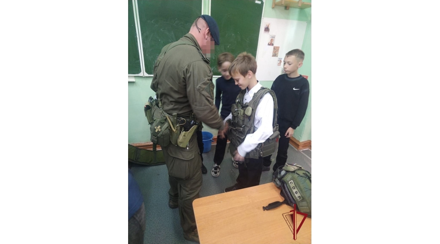 Росгвардейцы рассказали школьникам Владивостока о службе в спецподразделении