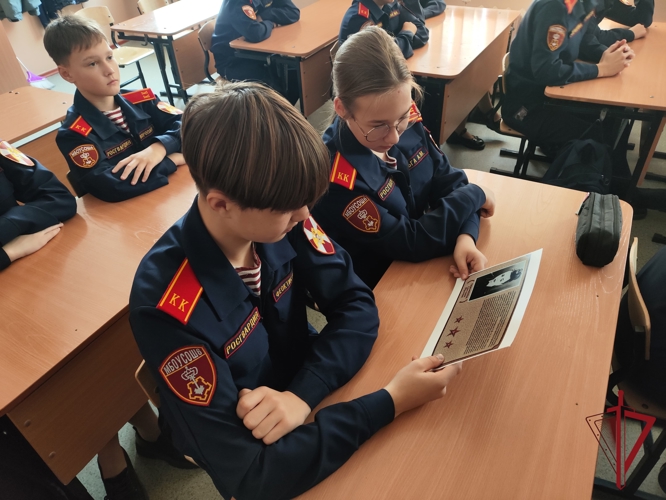 В Уссурийске сотрудники Росгвардии провели для кадетов урок мужества
