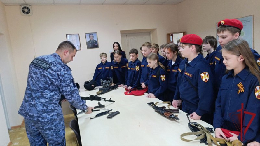 В Приморье сотрудники Росгвардии провели всероссийскую акцию «День призывника»