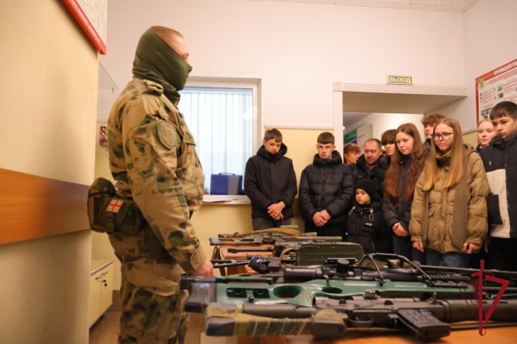 В Приморье сотрудники Росгвардии провели всероссийскую акцию «День призывника»