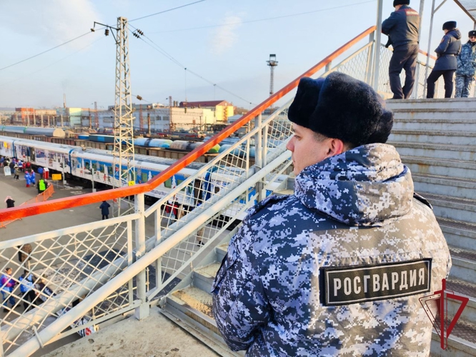 Сотрудники Росгвардии обеспечили безопасность встречи «Поезда Деда Мороза» в Приморском крае