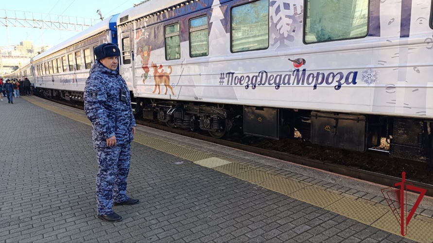 Сотрудники Росгвардии обеспечили безопасность встречи «Поезда Деда Мороза» в Приморском крае