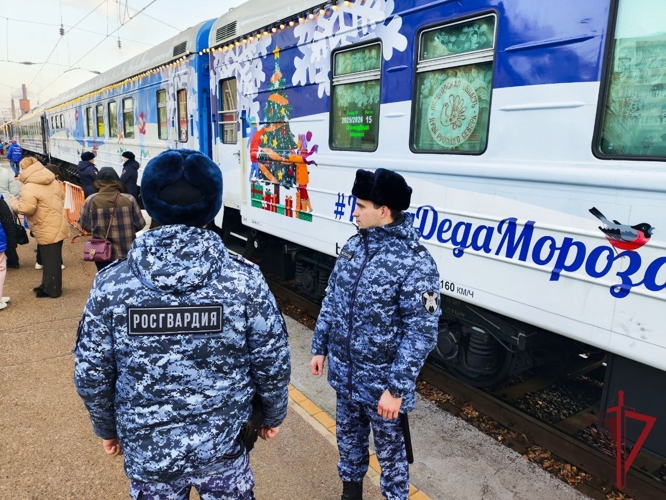 Сотрудники Росгвардии обеспечили безопасность встречи «Поезда Деда Мороза» в Приморском крае