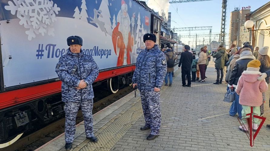 Сотрудники Росгвардии обеспечили безопасность встречи «Поезда Деда Мороза» в Приморском крае