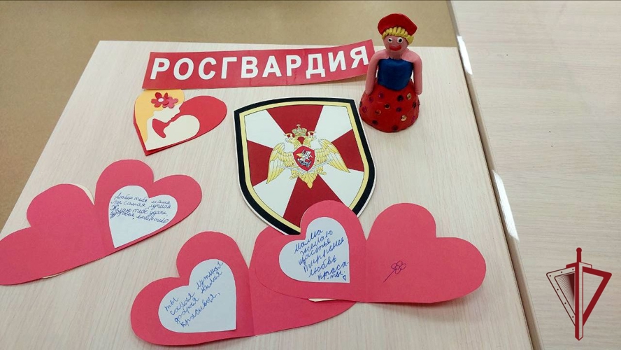 В Приморском крае сотрудники Росгвардии провели акцию «С любовью к маме»
