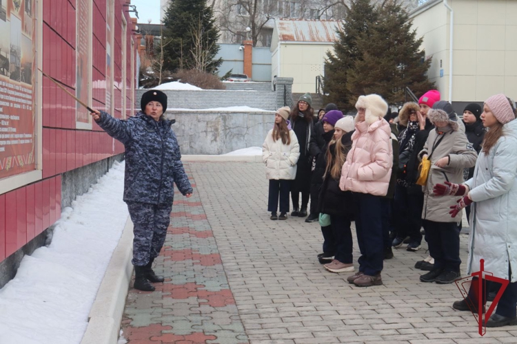 В День Героев Отечества Управление Росгвардии по Приморскому краю открыло свои двери для юных гостей