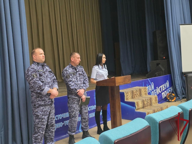Во Владивостоке сотрудники вневедомственной охраны Росгвардии провели серию профориентационных встреч для молодежи