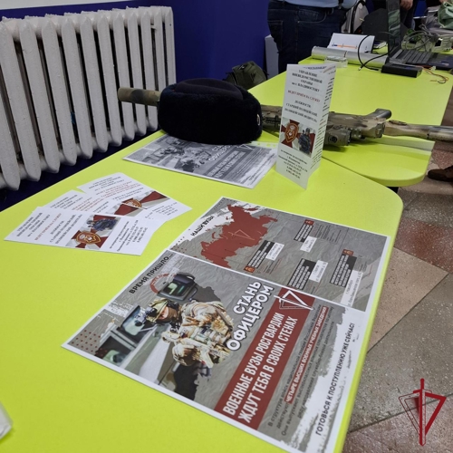 Во Владивостоке сотрудники вневедомственной охраны Росгвардии провели серию профориентационных встреч для молодежи