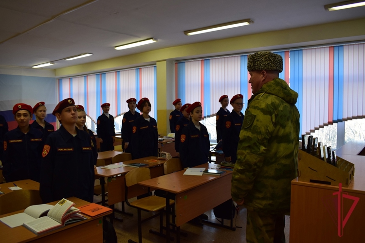 Во Владивостоке заместитель командующего Восточным округом войск национальной гвардии России вручил грамоты кадетам Росгвардии