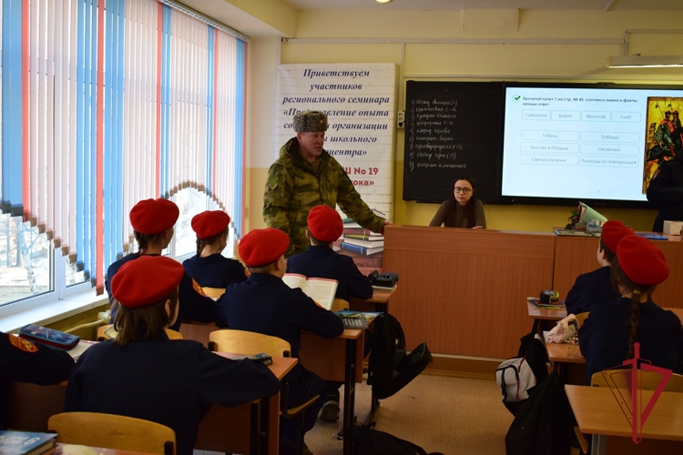 Во Владивостоке заместитель командующего Восточным округом войск национальной гвардии России вручил грамоты кадетам Росгвардии