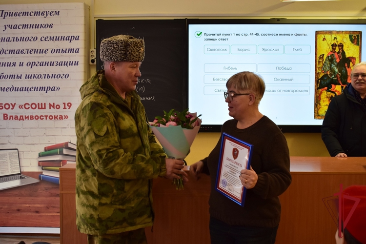 Во Владивостоке заместитель командующего Восточным округом войск национальной гвардии России вручил грамоты кадетам Росгвардии