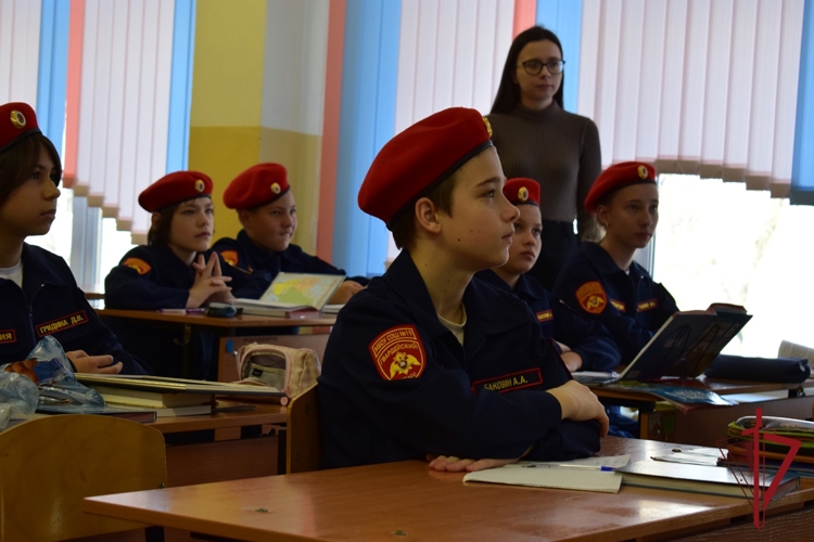 Во Владивостоке заместитель командующего Восточным округом войск национальной гвардии России вручил грамоты кадетам Росгвардии