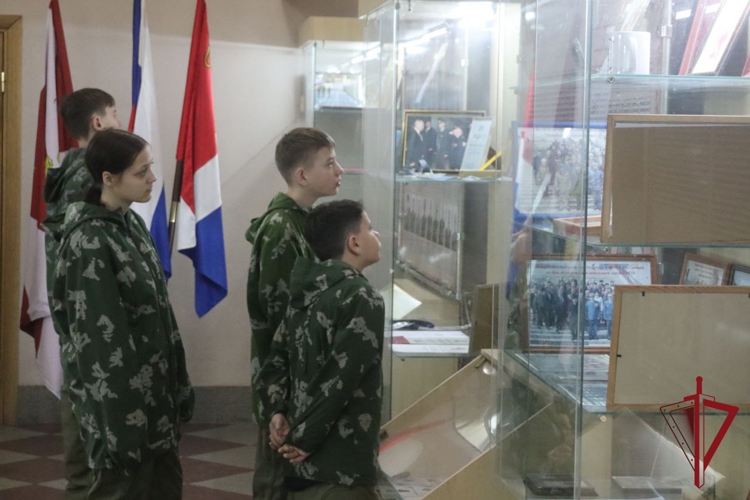 Воспитанники отряда «След леопарда» посетили Управление Росгвардии по Приморскому краю