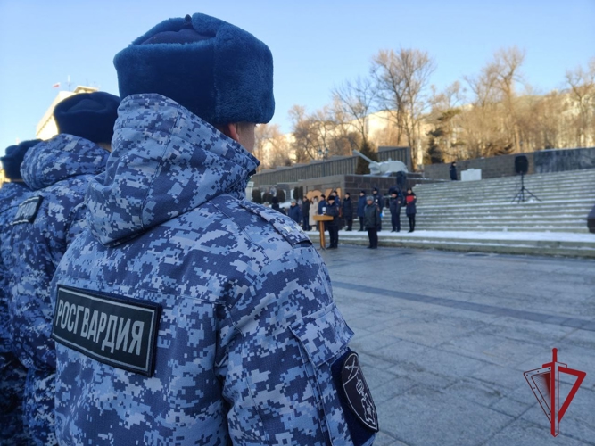 Накануне новогодних праздников сотрудники Росгвардии приняли участие в общегородском инструктаже нарядов во Владивостоке