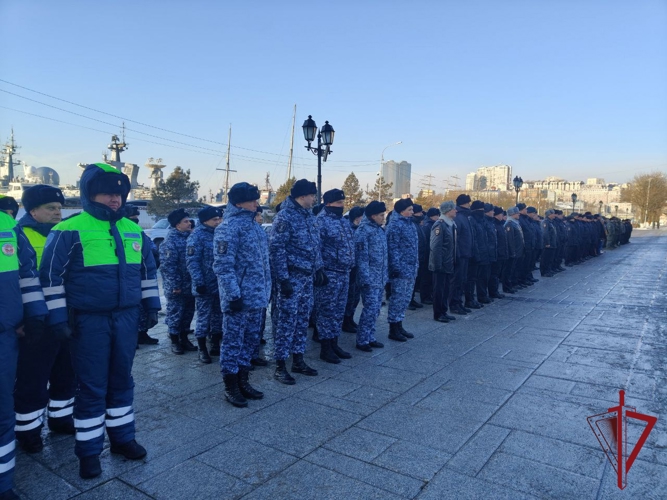 Накануне новогодних праздников сотрудники Росгвардии приняли участие в общегородском инструктаже нарядов во Владивостоке