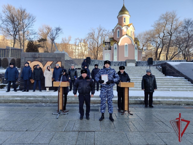 Накануне новогодних праздников сотрудники Росгвардии приняли участие в общегородском инструктаже нарядов во Владивостоке