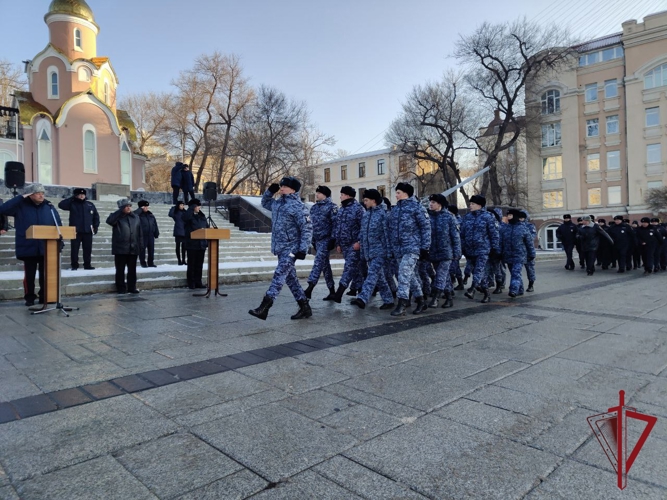 Накануне новогодних праздников сотрудники Росгвардии приняли участие в общегородском инструктаже нарядов во Владивостоке