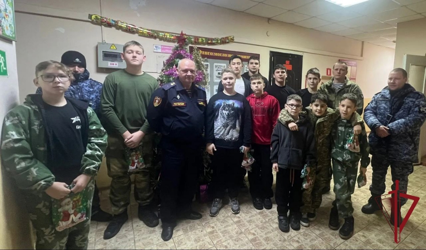 В поселке Славянка росгвардейцы провели урок мужества и вручили подарки юным патриотам