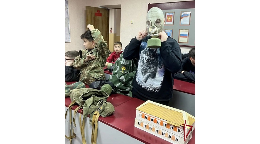 В поселке Славянка росгвардейцы провели урок мужества и вручили подарки юным патриотам