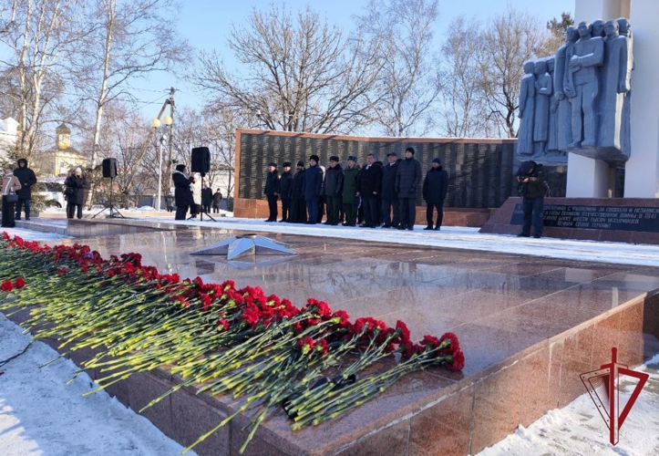 В Приморье в День Неизвестного Солдата росгвардейцы и кадеты профильного класса возложили цветы к мемориалу  