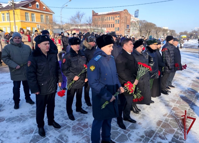 В Приморье в День Неизвестного Солдата росгвардейцы и кадеты профильного класса возложили цветы к мемориалу  