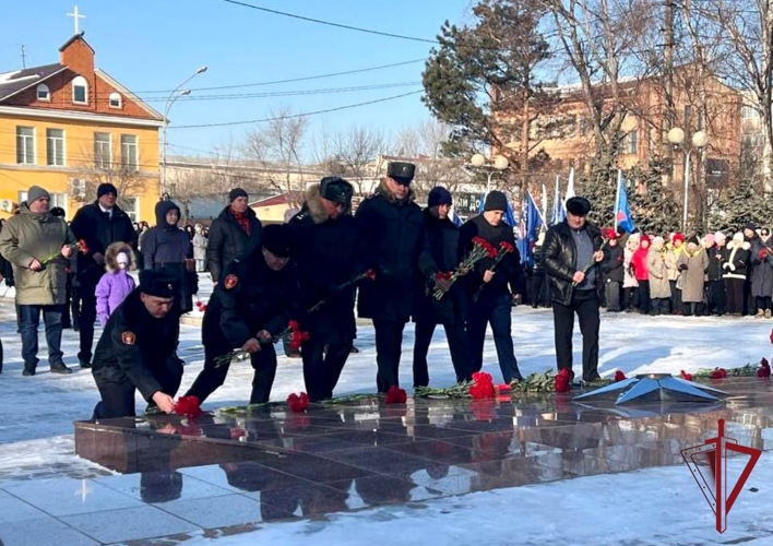 В Приморье в День Неизвестного Солдата росгвардейцы и кадеты профильного класса возложили цветы к мемориалу  