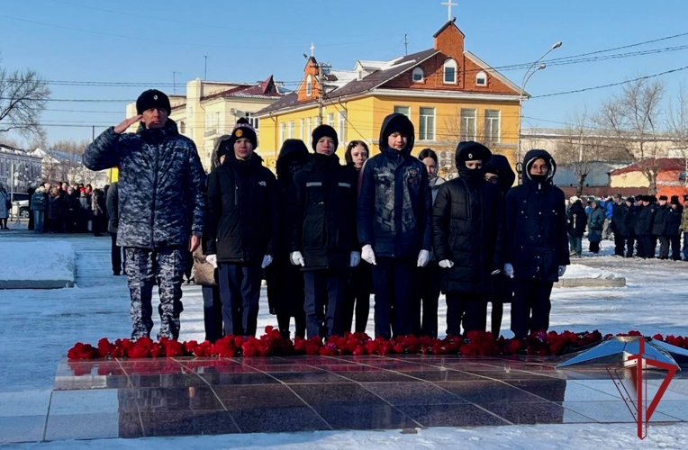В Приморье в День Неизвестного Солдата росгвардейцы и кадеты профильного класса возложили цветы к мемориалу  
