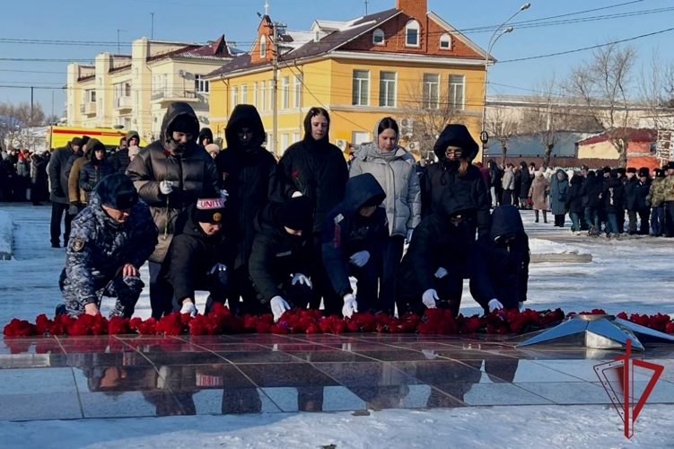 В Приморье в День Неизвестного Солдата росгвардейцы и кадеты профильного класса возложили цветы к мемориалу  